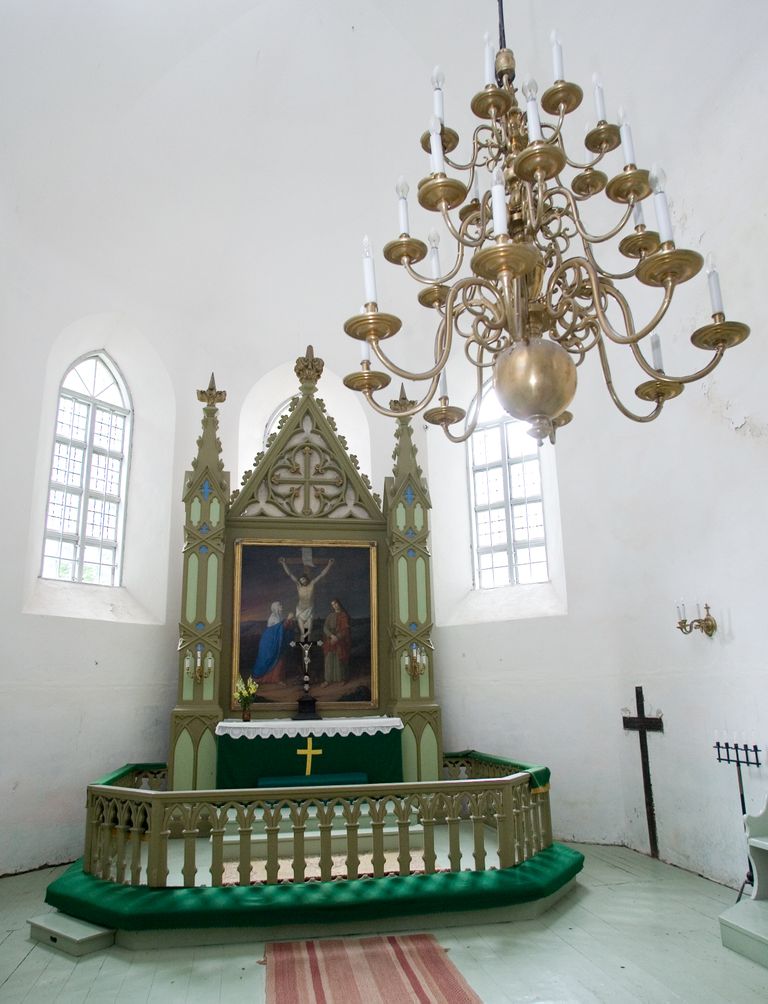 Kullamaa kiriku altar.