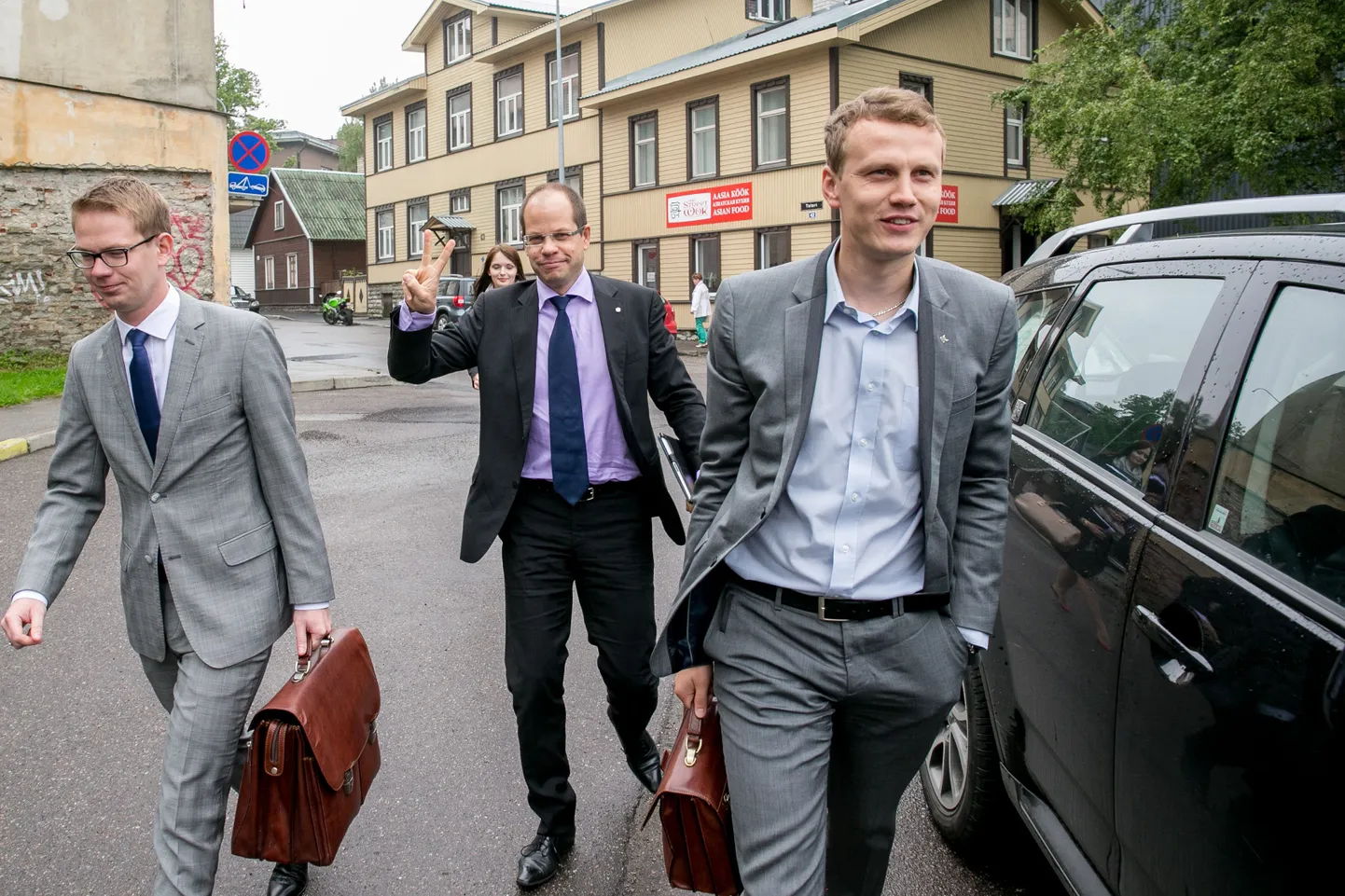 Priit Toobal ja Lauri Laasi saabuvad kohtuistungile.