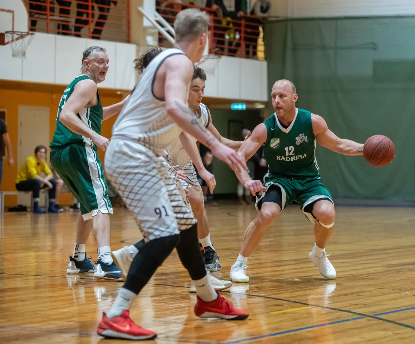 Gert Kullamäe (vasakul) astub laupäeval esimest korda Kadrina spordihoones kodupubliku ette. Rivis on mõistagi ka Kadrina Karusid sellel hooajal hoolega vedanud liider Allan Ehte (palliga).