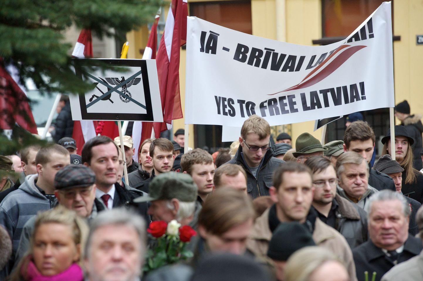 «Jah vabale Lätile» kuulutab loosing leegionäride päeva marsil.