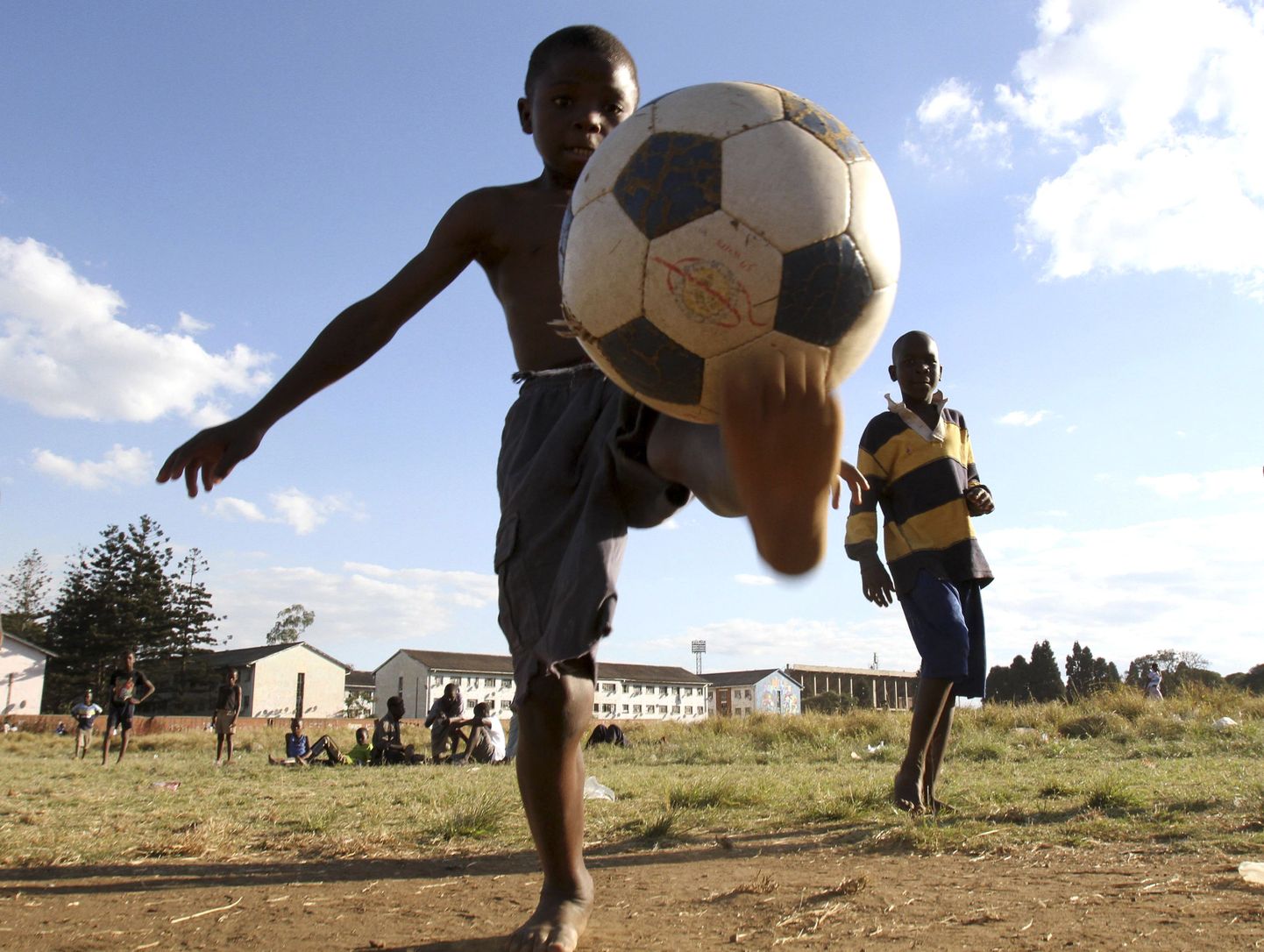 Zimbabwe pealinna Harare lapsed jalgpalli mängimas