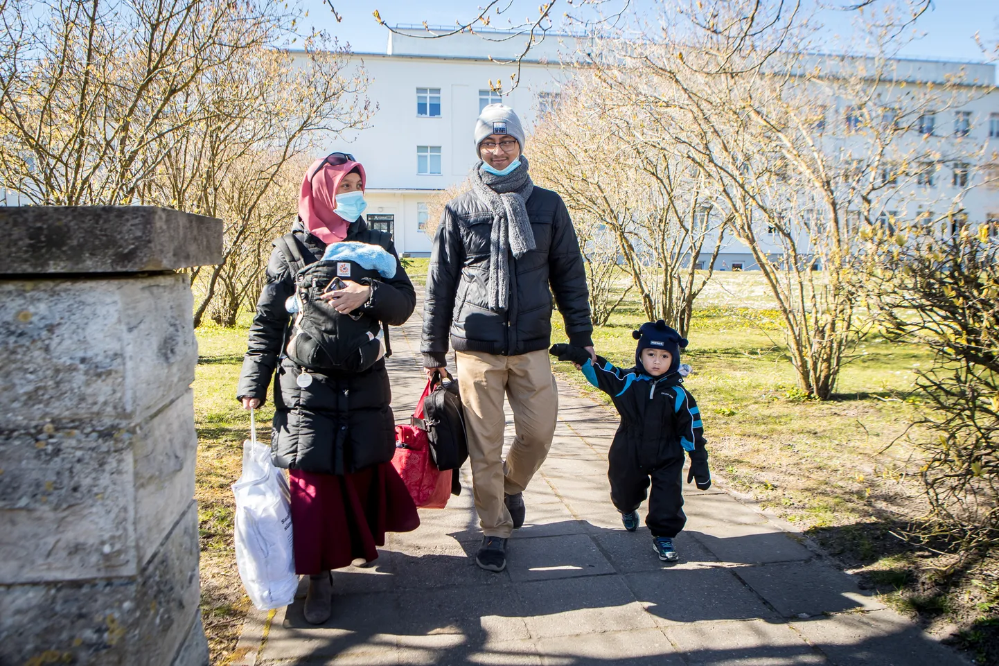 NOOR PERE: Muniroh ja Teguh jalutasid eile haiglast koju, poeg Muhammad Rayhan Arthursyan isal käeotsas, vastsündinu Hamžah Alexander Nordika ema rinnal.