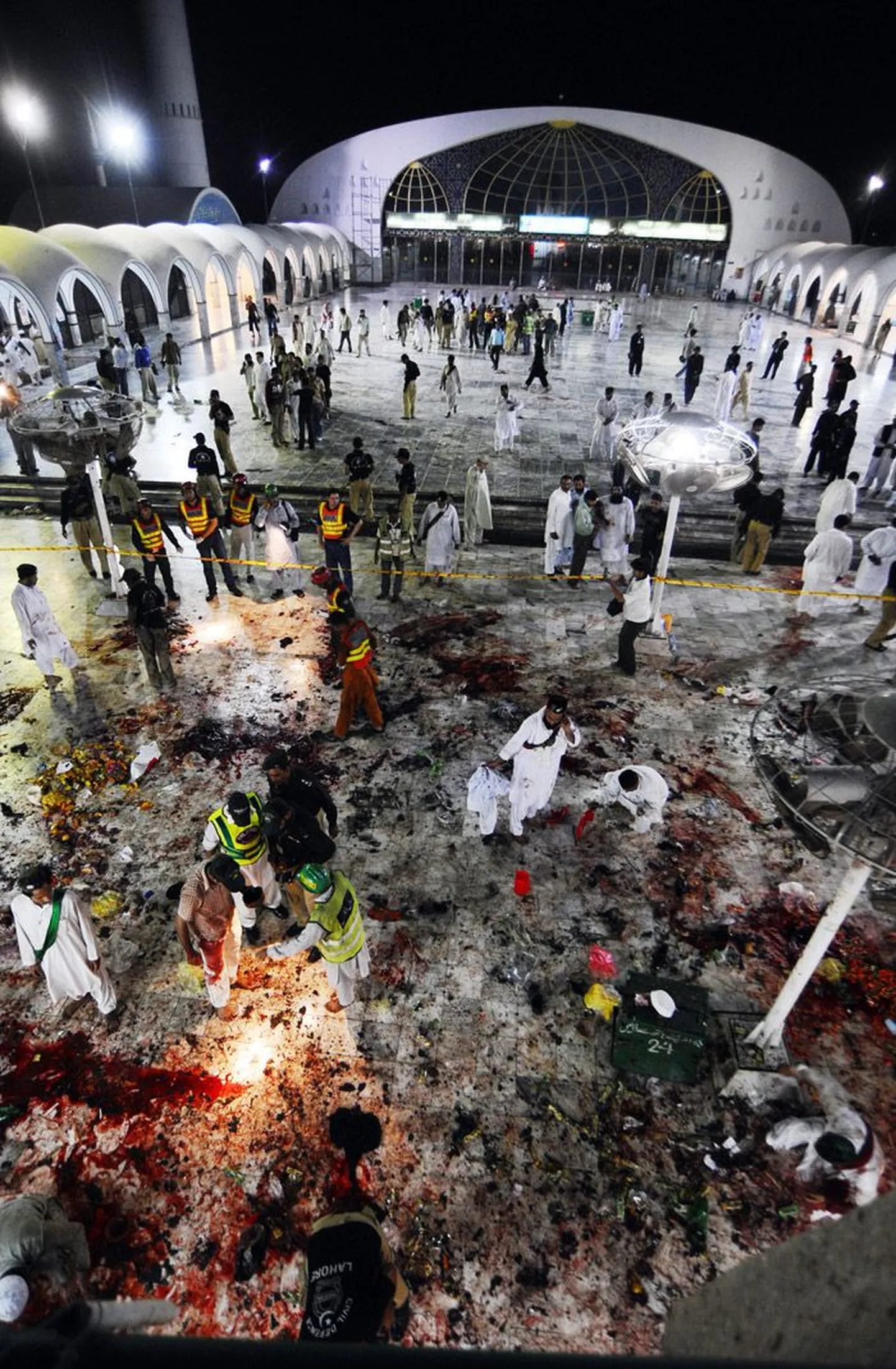 Pärsia Sufi pühaku pühakojas hukkus pommiplahvatuses kümneid islamiusulisi.