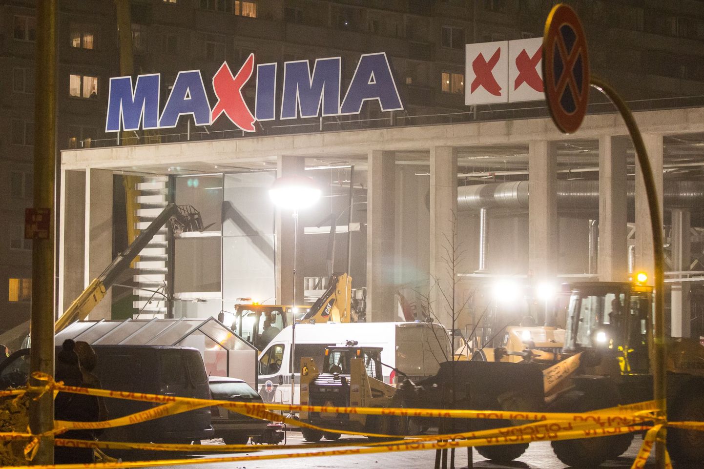 Разрушенное здание магазина Maxima.