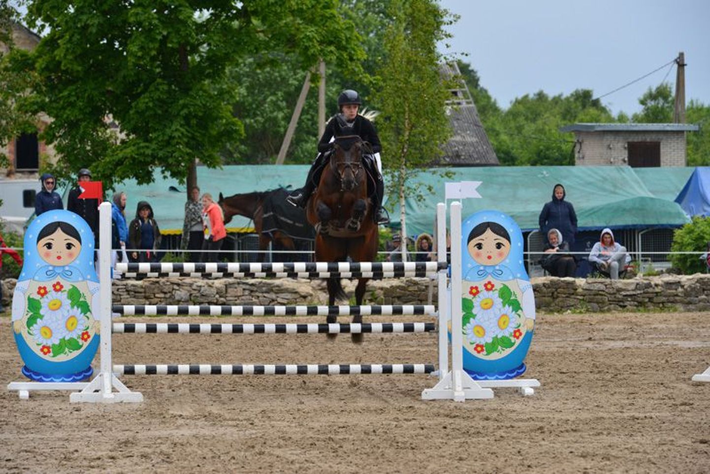 Stefani Sabrodin koos hobusega Peperoni Tartu ratsaspordiklubist leppis Vao karikavõistlustel 125 cm takistustega sõidus neljanda kohaga. Neiu treener on Hanno Ellermann.