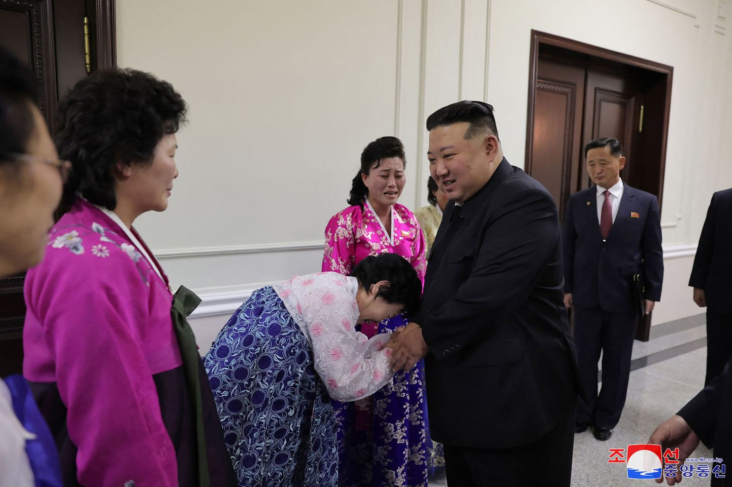 Põhja-Korea ainuvalitseja Kim Jong-un tervitab hiljuti toimunud emade kongressi osalejaid.