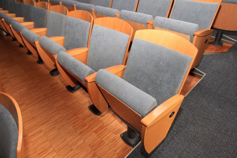 Saalis on istmete puitosa vana, kuid uuendatud on pehmed seljatoed ja toolipõhjad.