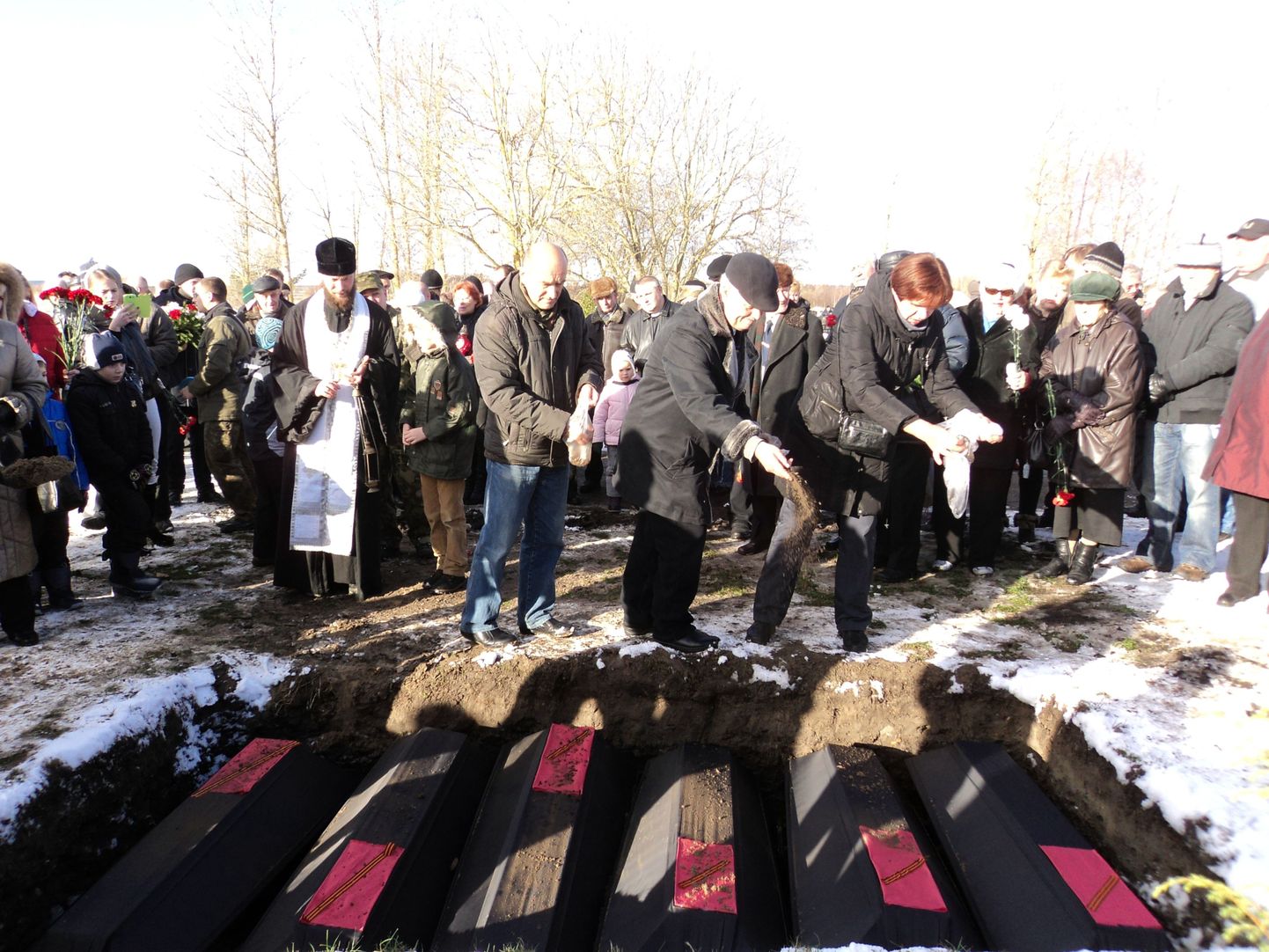 Бойцов Красной армии торжественно перезахоронили.