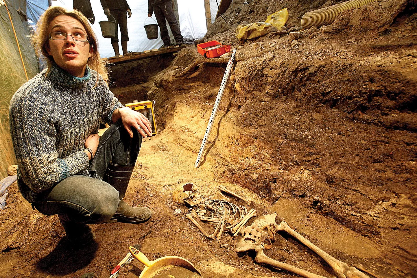 Arheoloog Martin Malve näitab endise Maarja kalmistu senise mulje põhjal kõige tähelepanuväärsemat luustikku. See 30. aastates surnud naine sündis tõenäoliselt muinasaja lõpus, aga suri pärast maa koloniseerimist, oletavad uurijad tema ehete põhjal.