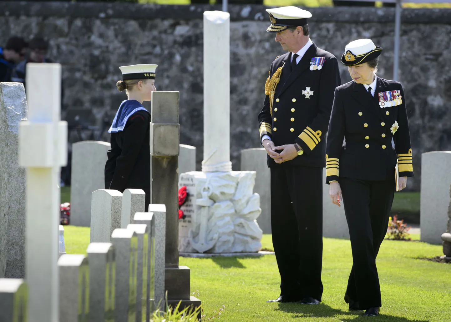Printsess Anne ja viitseadmiral Tim Laurence South Queensferry sõjaväekalmistul