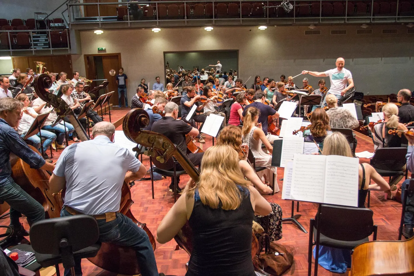 Dirigent Paavo Järvi Pärnu muusikafestival orkestriproovi juhatamas.