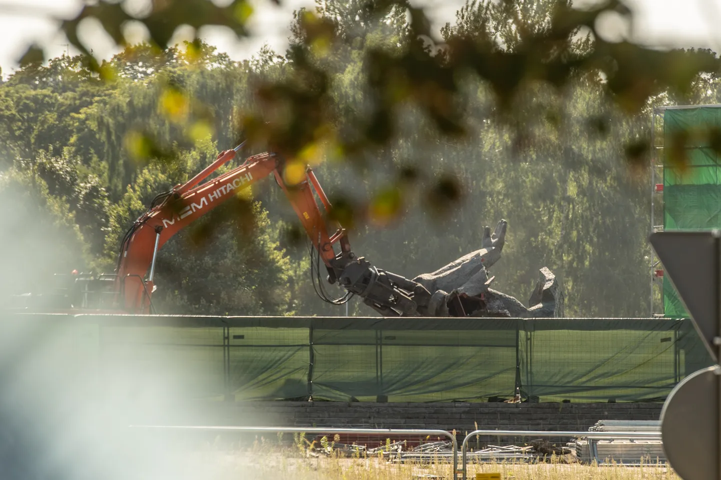 Piemineklim Pārdaugavā demontē karavīru skulptūras.