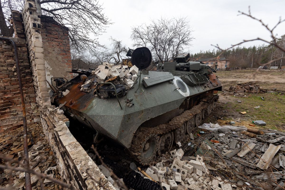 В поселке также много разбитой российской военной техники. 