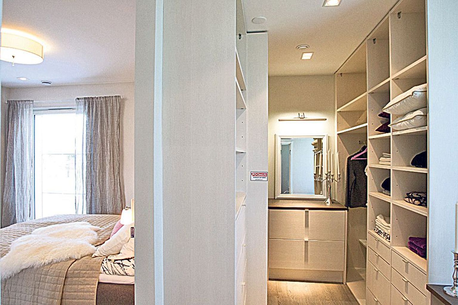 Hea lahendus: magamistoast on eraldatud mahukas garderoob.