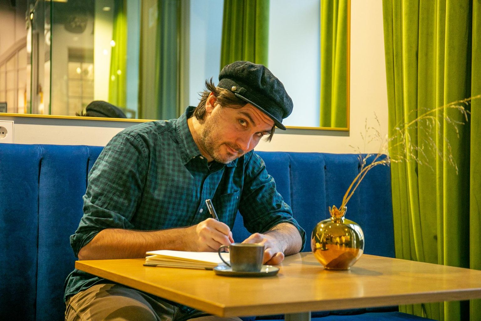 Oma sõnul istus Justin Petrone raamatut kirjutades Viljandi kohvikutes, sest seal oli nähtav kogu elu seebi­ooper.