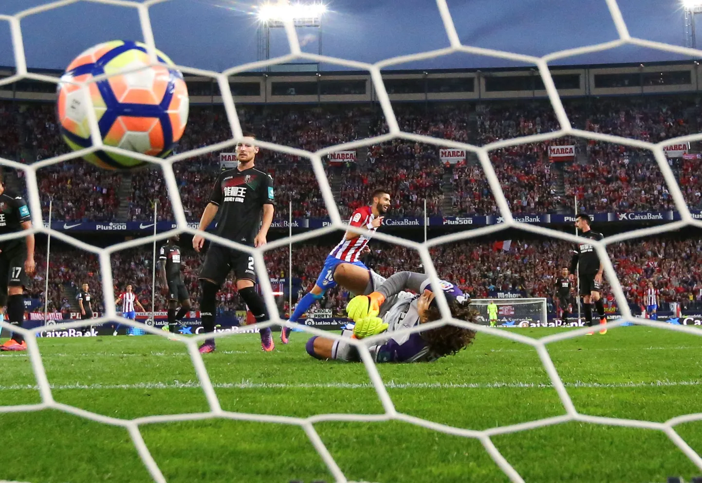 Yannick Carrasco (keskel) lõi Granada vastu kübaratriki.