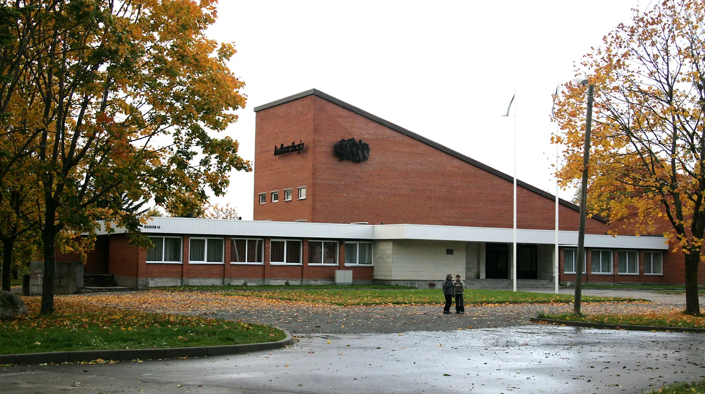 Aseri rahvamaja plaanitakse renoveeritud koolimajja ümber kolida, kuna vana ja energiamahuka hoone ülalpidamine käib vallale üle jõu ega ole ka otstarbekas.