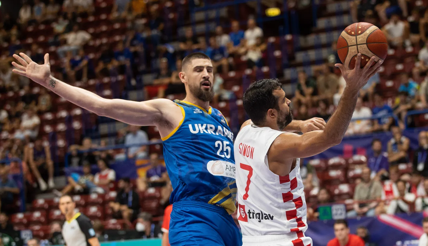 Alex Len (vasakul) 2022. aastal EM-finaalturniiril Ukraina koondise särgis.