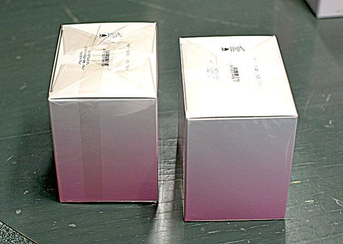 Вскрытая упаковка: место соединения пленки слишком широкое, пленка облегает упаковку не так плотно, как оригинальную упаковку.
