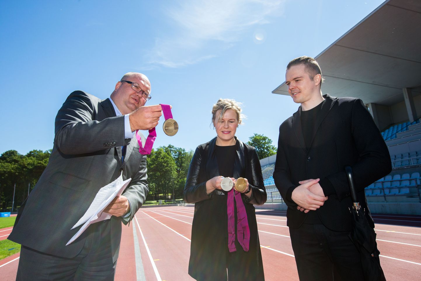 Erich Teigamägi (vasakult), Kai Süda ja Risto Parve esitlevad EMi medaleid, mis saabusid Kadriorgu taevast langenud langevarjurite abil