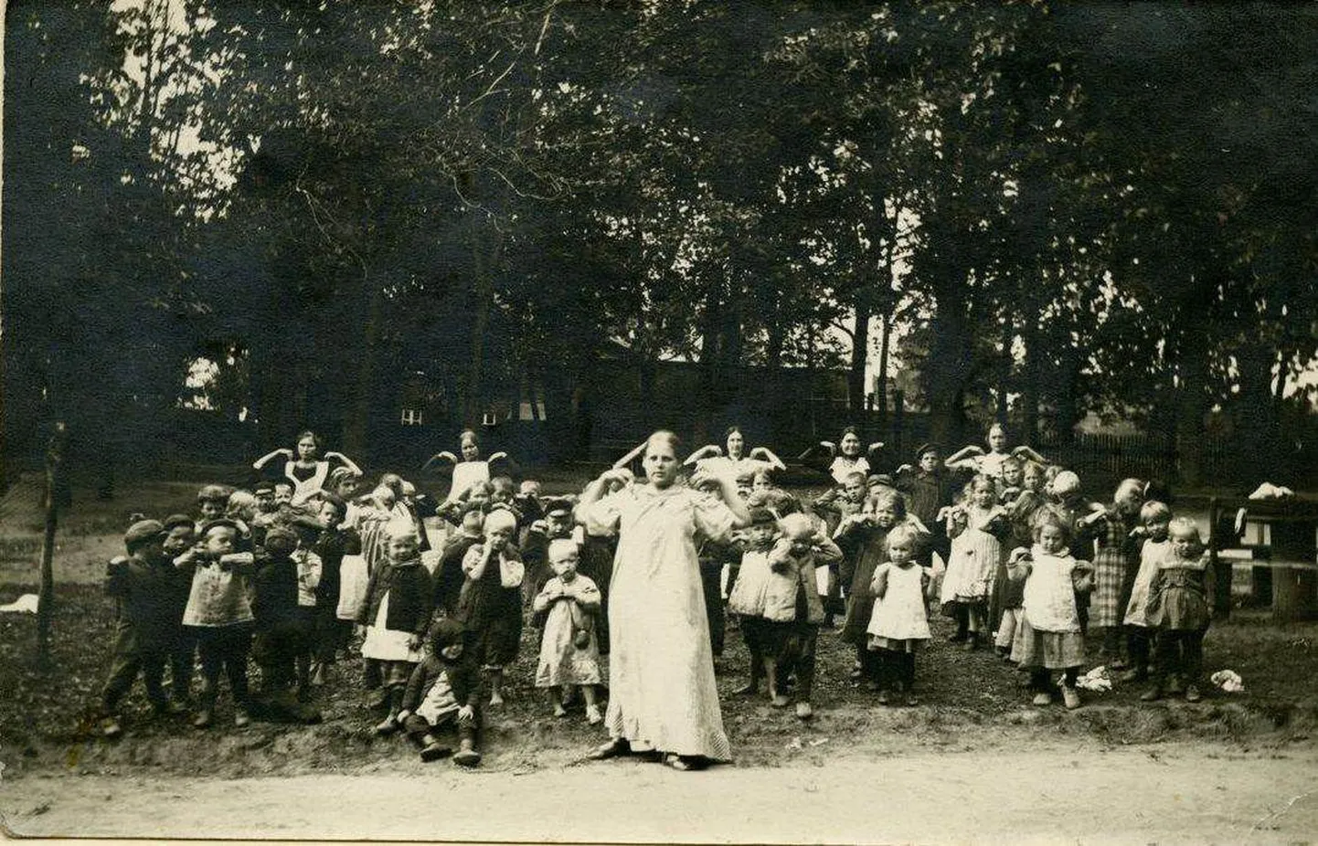 Fotojäädvustus Jaama tänava lasteaia esimestest sammudest. On aasta 1911.