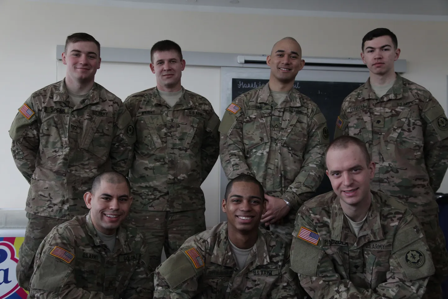 Ameerika sõdurid tervitasid naistepäeva puhul 1.  jalaväebrigaadi Tapa linnaku naisi