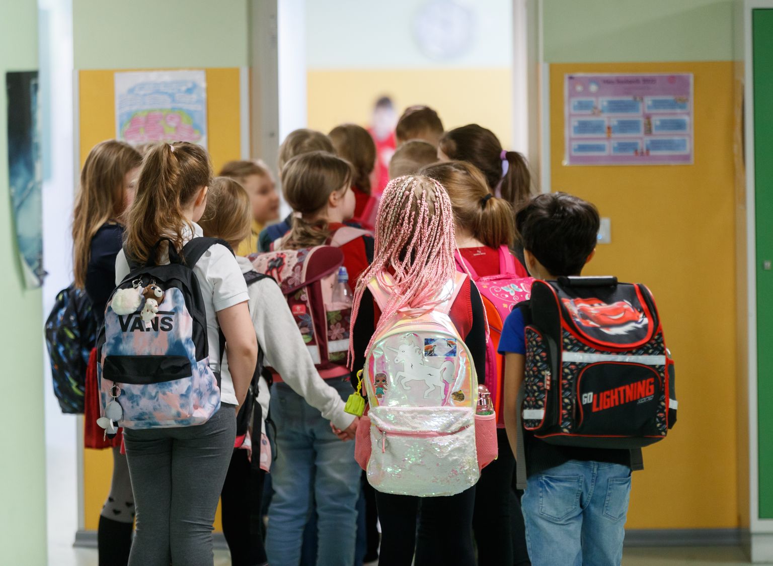 Õpetajate ja tugispetsialistide nappus piirab Ukraina laste õppimisvõimalusi