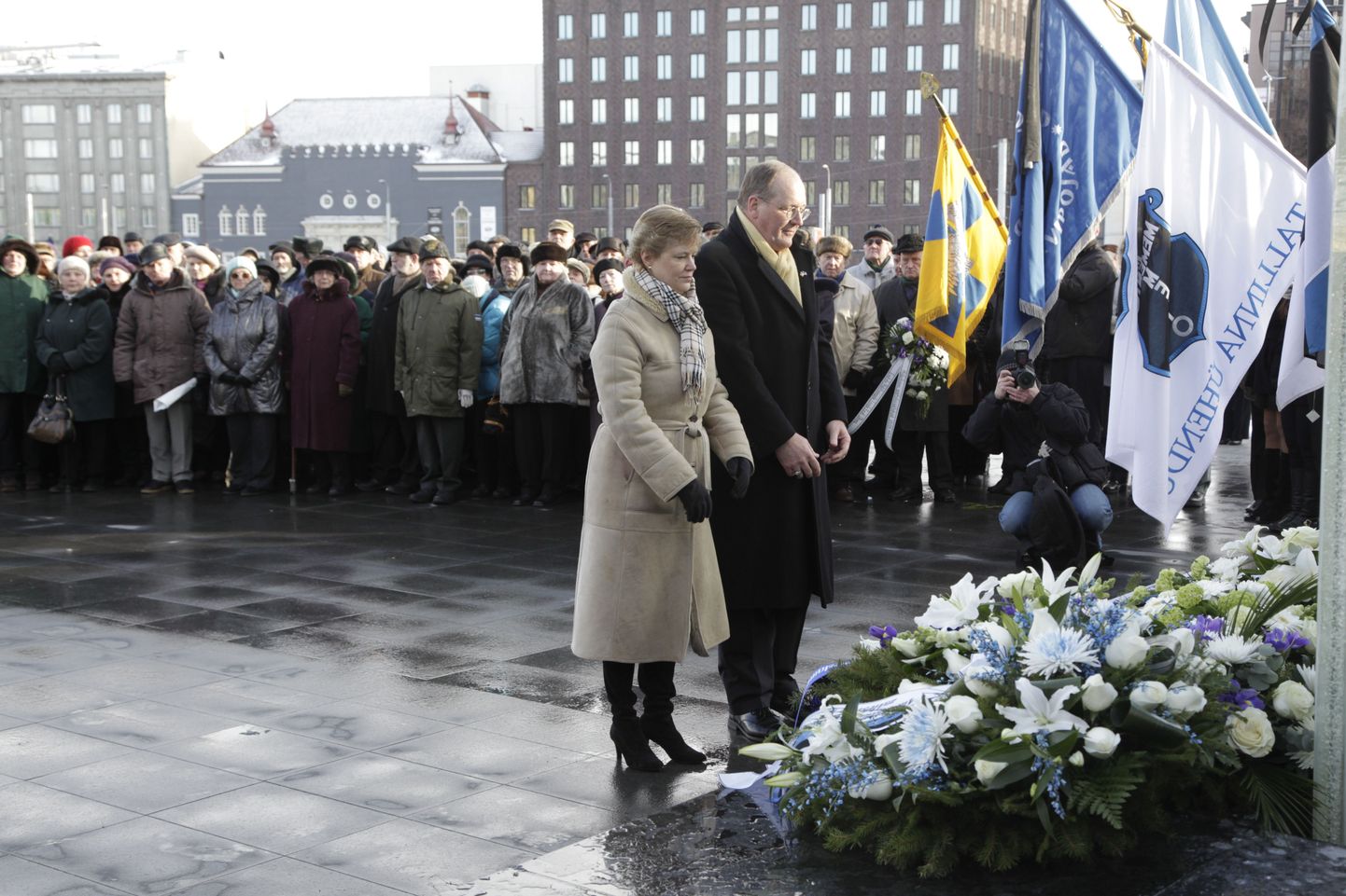 USA suursaadik Michael C. Polt koos abikaasaga Vabadussõja võidusamba jalamil küüditamiseohvreid mälestamas.