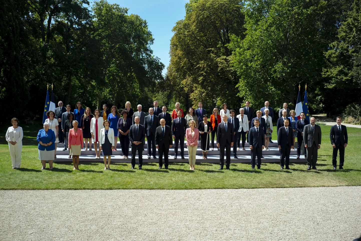 Prantsuse uue valitsuse grupipilt, president Emmanuel Macron teises reas keskel.