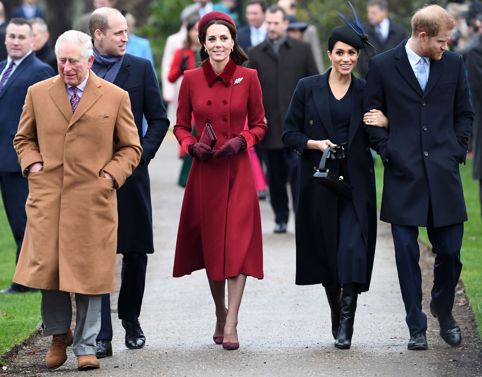 Vasakult: prints Charles, tema taga prints William, Kate Middleton, Meghan Markle ja prints Harry.