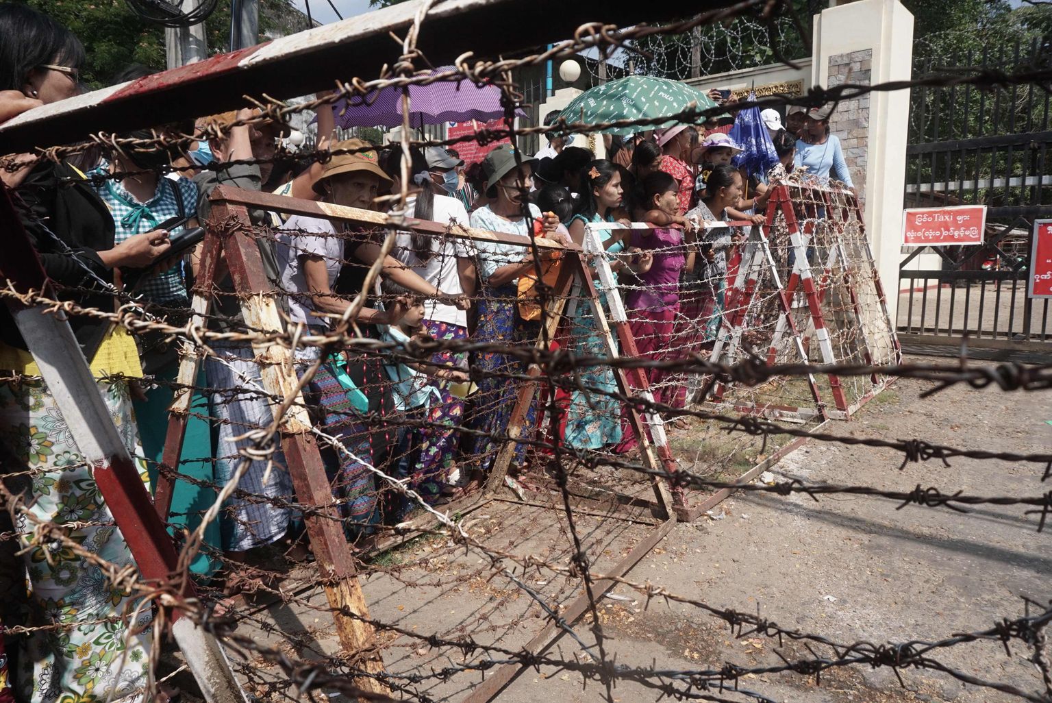 Sugulased ootavad Yangonis asuva Inseini vangla juures vangide vabastamist.