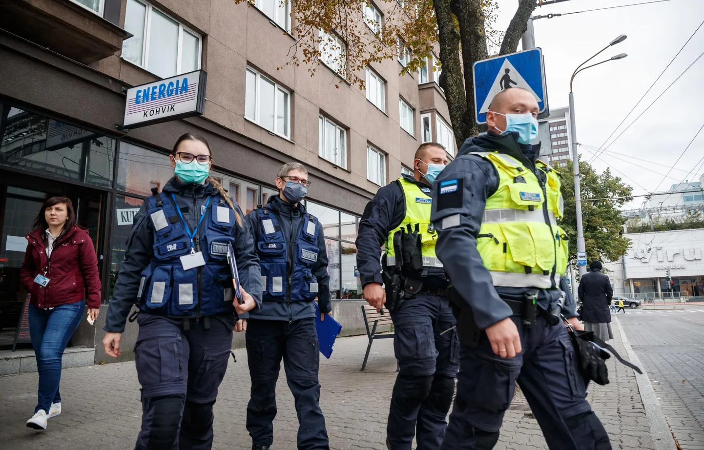 Kuna nakatumine kasvab, tõmbab terviseamet oma töötajaid tagasi maskikandmise ja toitlustusasutuste kontrollimiselt, ent kontrolle ei jää vähemaks, vaid seda teevad nüüd koostööpartnerid.