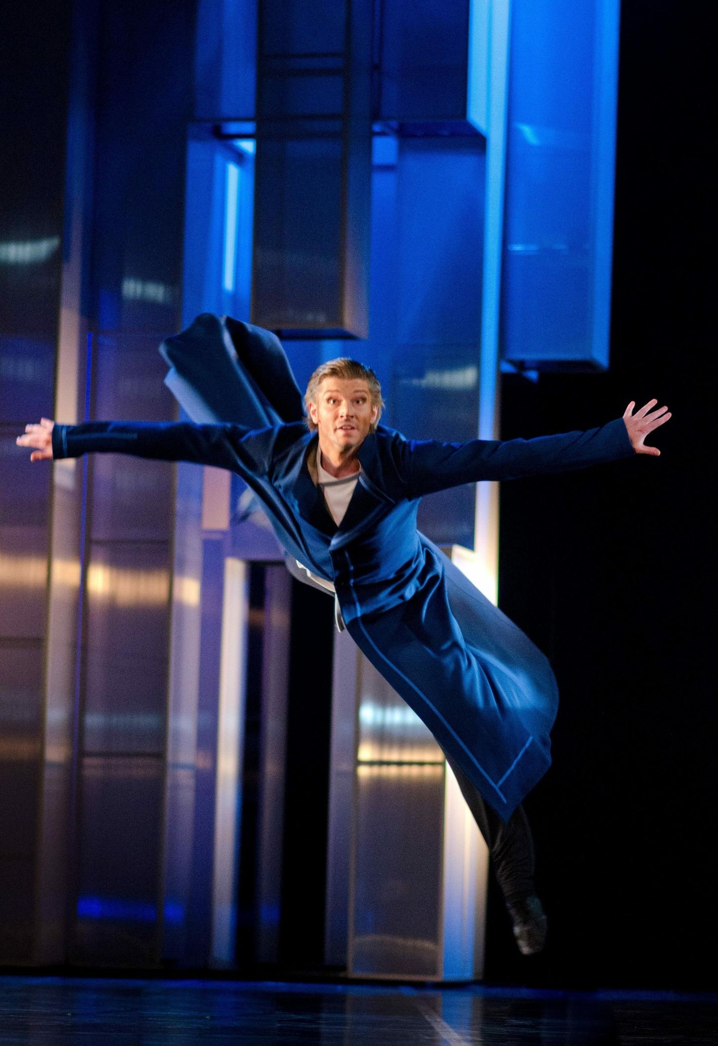 Deniss Klimuk tantsimas Estonia artistina «Krati» etenduses. 