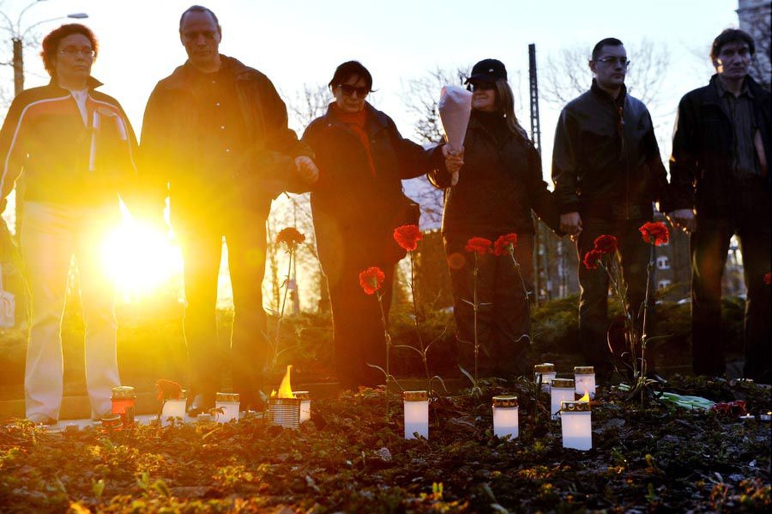 Mälestusminuti, küünalde süütamise ja lillede asetamisega meenutasid vähem kui 20 inimest rahumeelselt nelja aasta tagust hetke, mil Tallinnas teisaldati Tõnismäelt pronkssõdur.