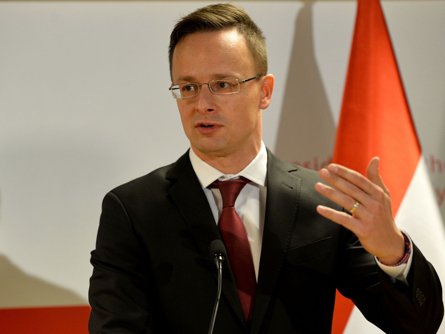 Ungari välisminister Péter Szijjártó Varssavis pressikonverentsil.