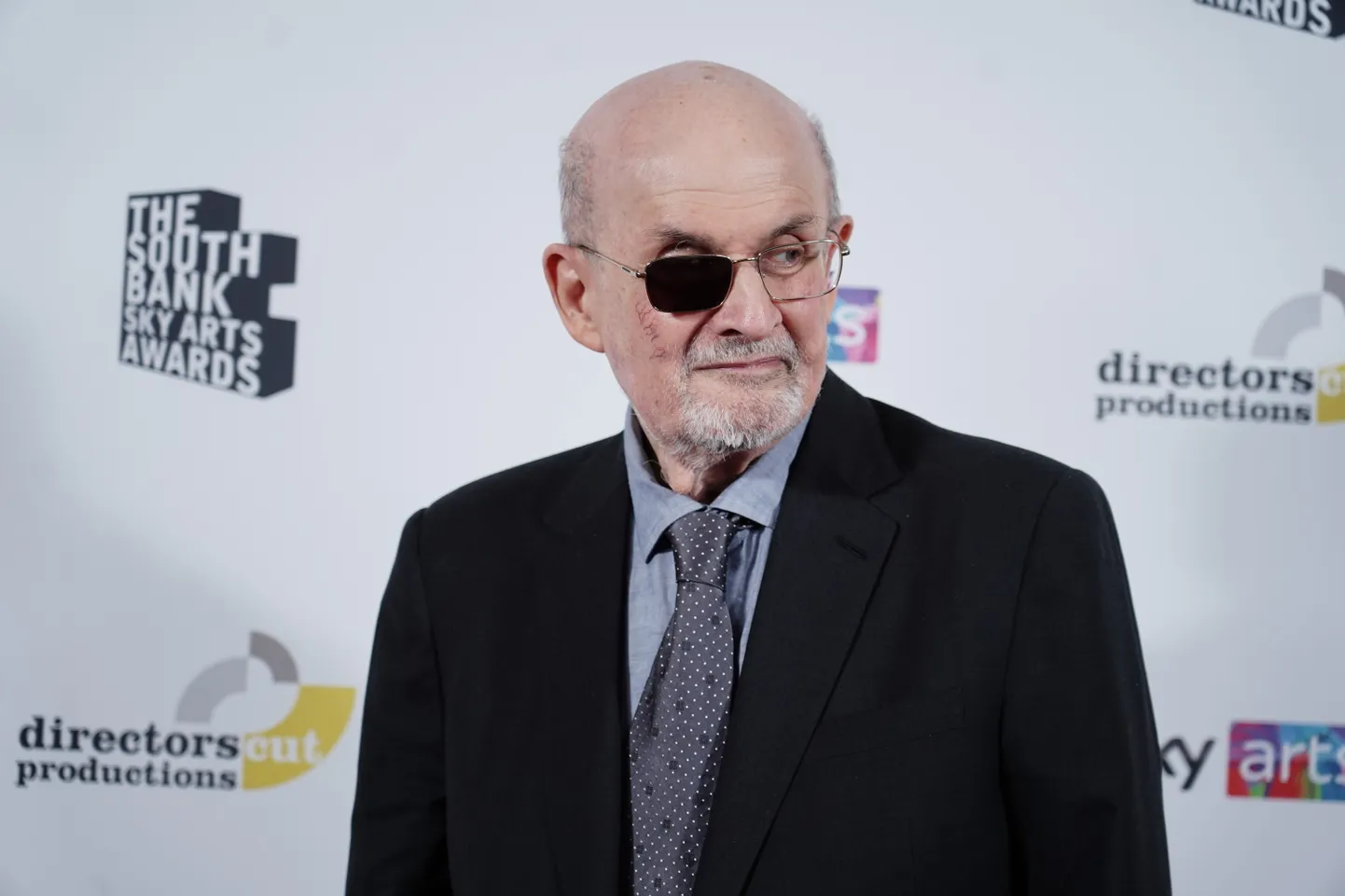 Pärast romaani «Saatanlikud värsid» ilmumist 1988. aastal pidi Salman Rushdie ennast kümme aastat varjama ning on pärast seda korduvalt mõelnud, et ühel päeval võib keegi esinemise ajal publikus püsti tõusta ning ta ära tappa. Lõpuks seda üritatigi teha.