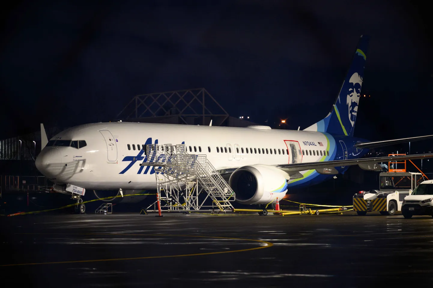Alaskan Airlinesi lennuk Boeing 737 Max 9 Portlandi lennuväljal.