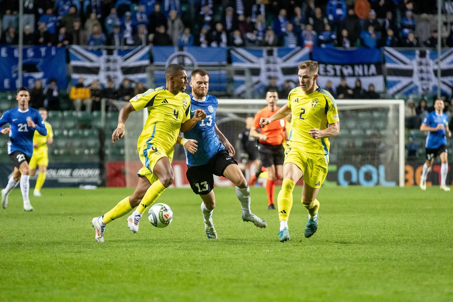 Eesti jalgpallikoondise ründaja Alex Matthias Tamm mängib Nõmme Kaljus. Teda takistavad Rootsi keskkaitsjad Isak Hien (nr 4) ja Emil Krafth (nr 2) vastavalt Atalantas ja Newcastle Unitedis, mis kuuluvad Itaalia ja Inglismaa kõrgliigasse. See tähendab üüratut tasemevahet, mida Eesti koondisel duellis Rootsiga kinni tikkida ei õnnestunud. Mäng kaotati 0:3.