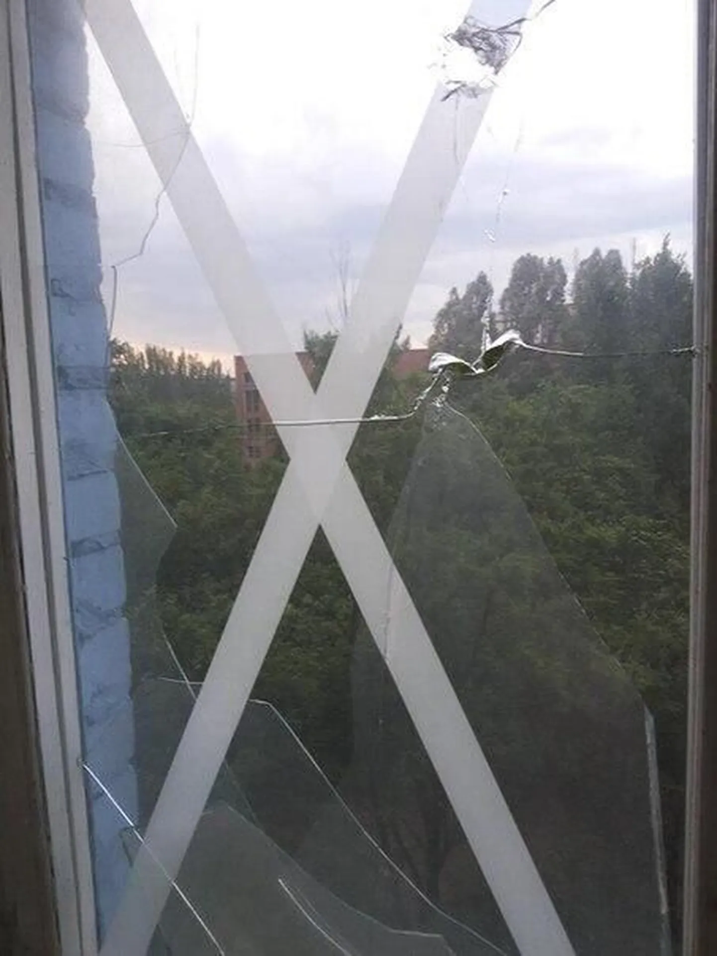 Заклеенное скотчем окно в Славянске.