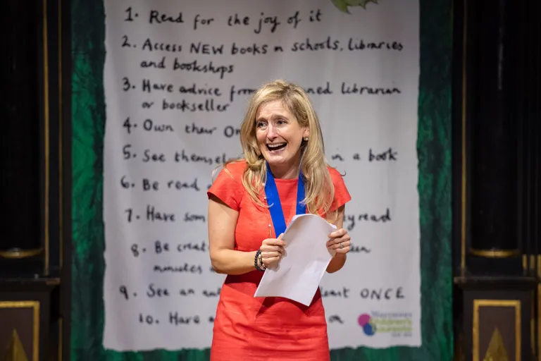 Cressida Cowell auhinna väljakuulutamisel oma harta taustal.