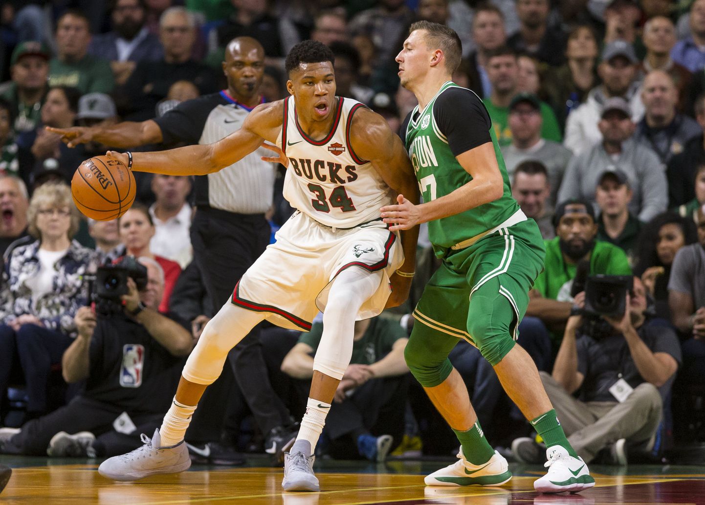 Milwaukee Bucksi korvpallur Giannis Antetokounmpo (vasakul) aktsioonis Boston Celticsi Daniel Theisi vastu.