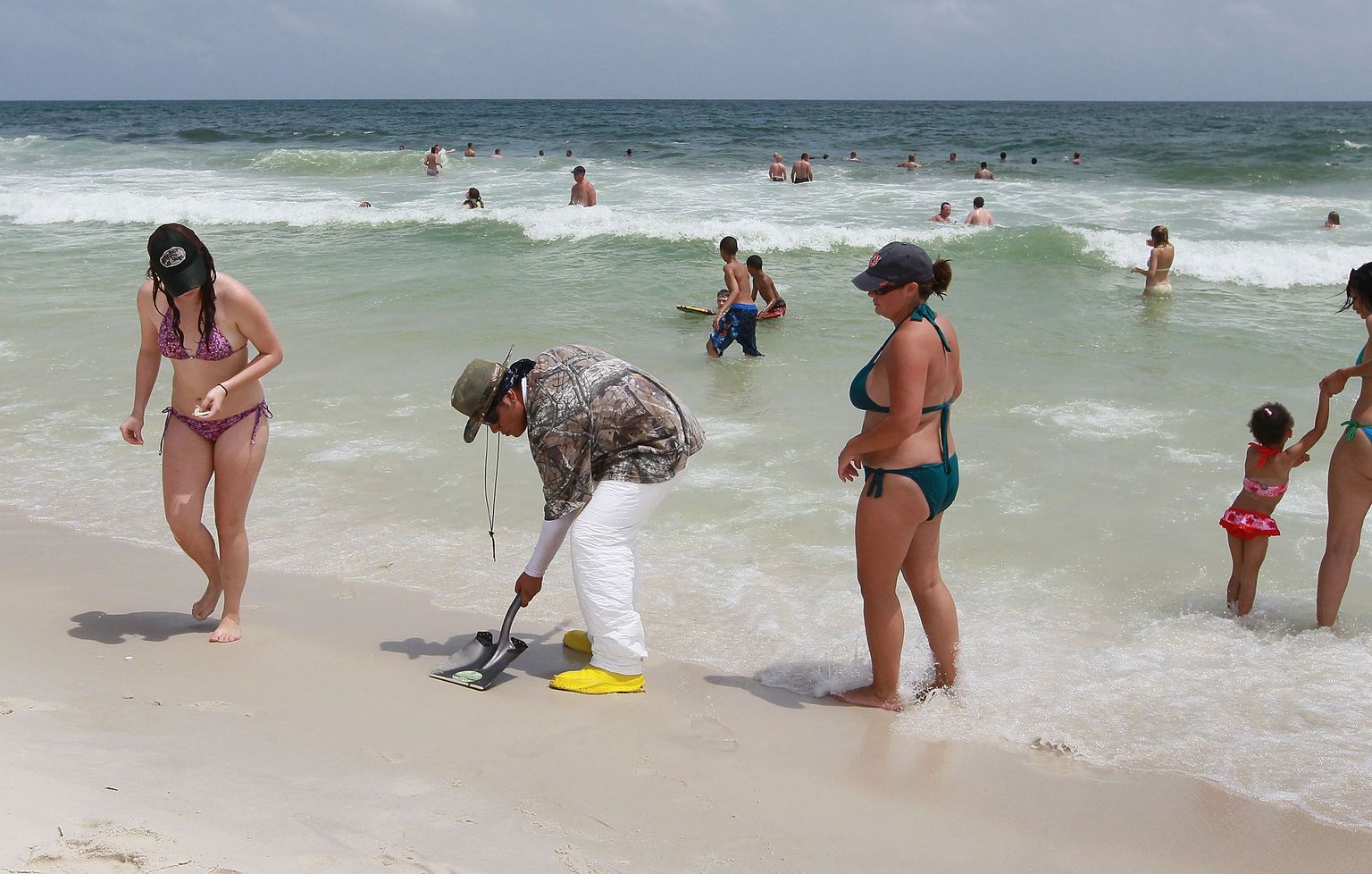 Töölised ja vabatahtlikud eemaldasid Floridas Pensacola rannas kaldale uhtunud naftakämpe.