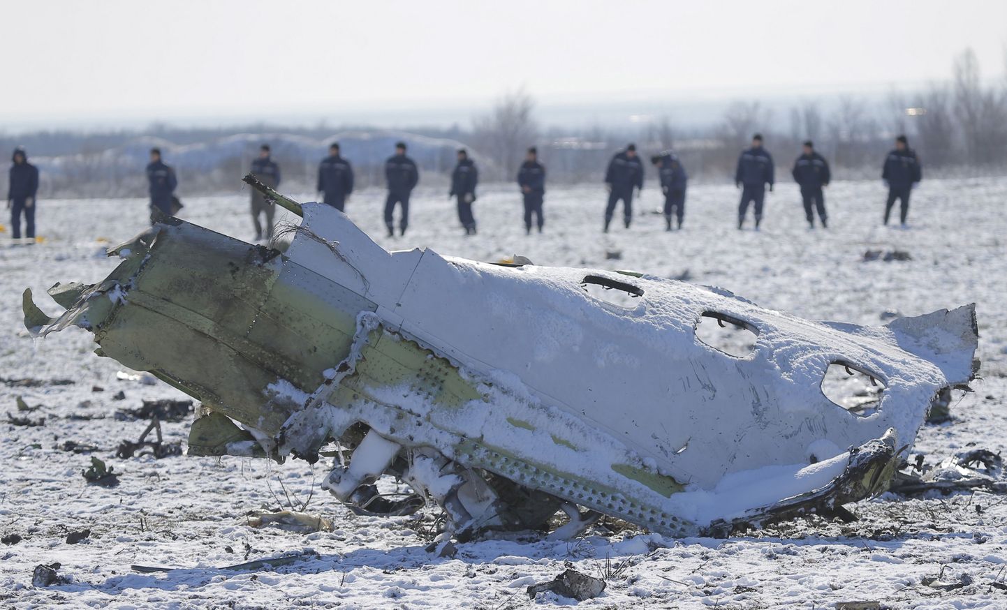 Ametnikud Rostovi lennuõnnetuse paigas töötamas
