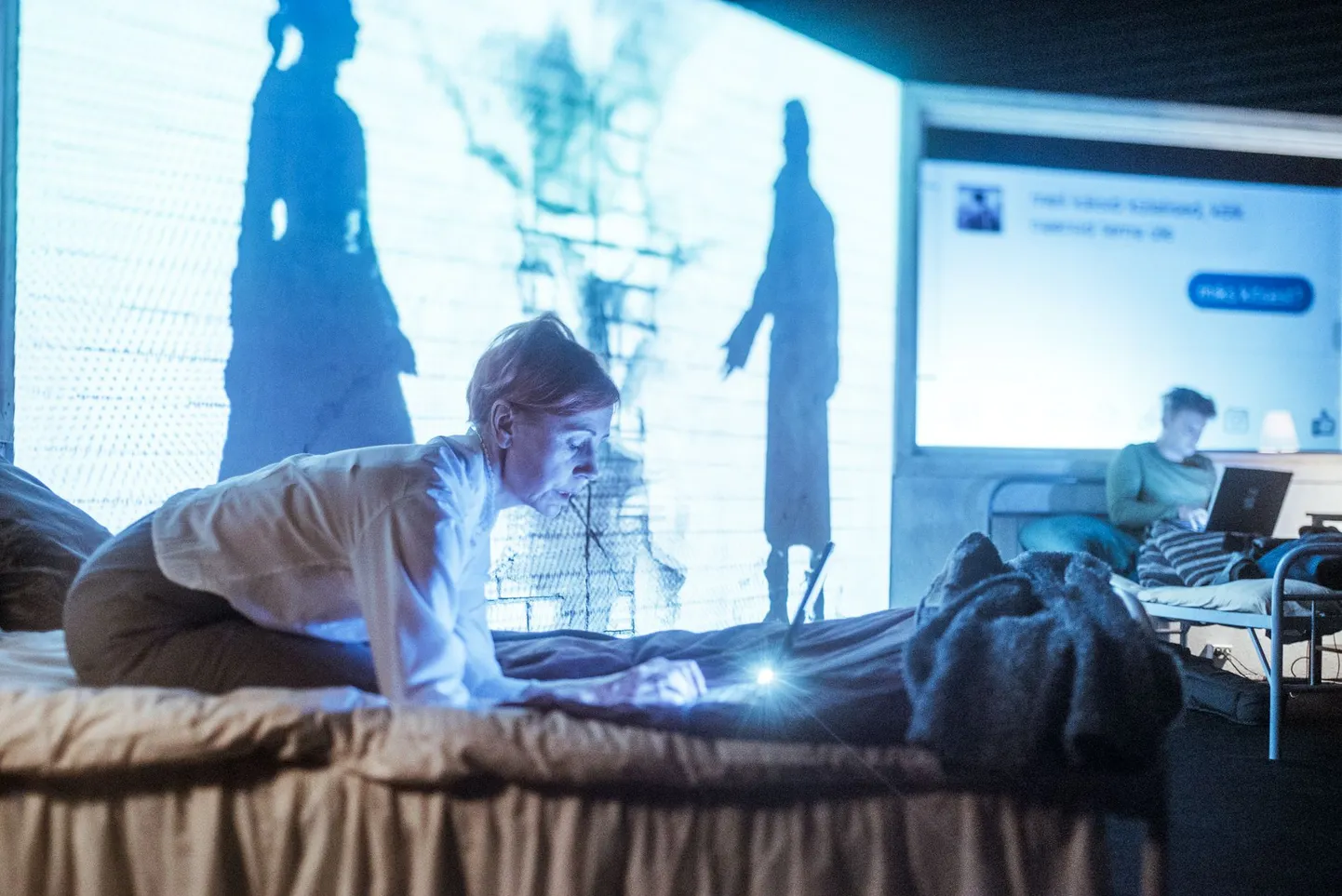 Rakveres teatri lavastuses «See kõik on tema» mängivad Tiina Mälberg ja Imre Õunapuu.