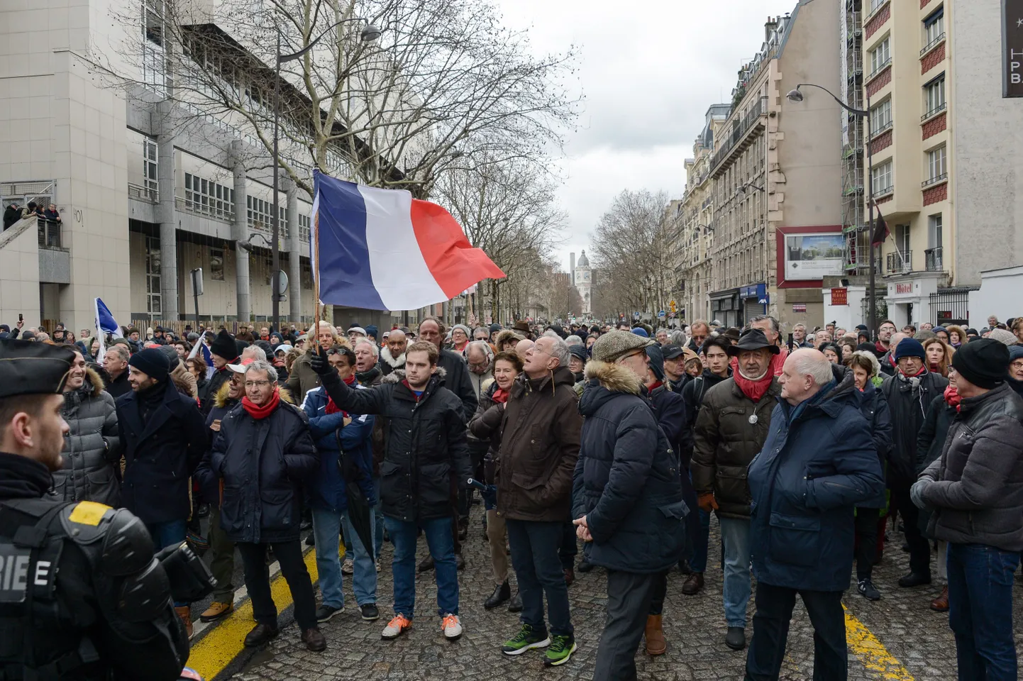 Акция "красных шарфов" на улицах Парижа.