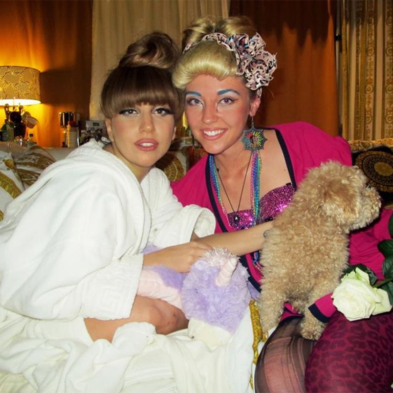 Slavenā fotogrāfija! {No kreisās) pasaulslavenā dziedātāja Lady Gaga un topošā dziedātāja Adelīna Jureviča jeb Adelly 