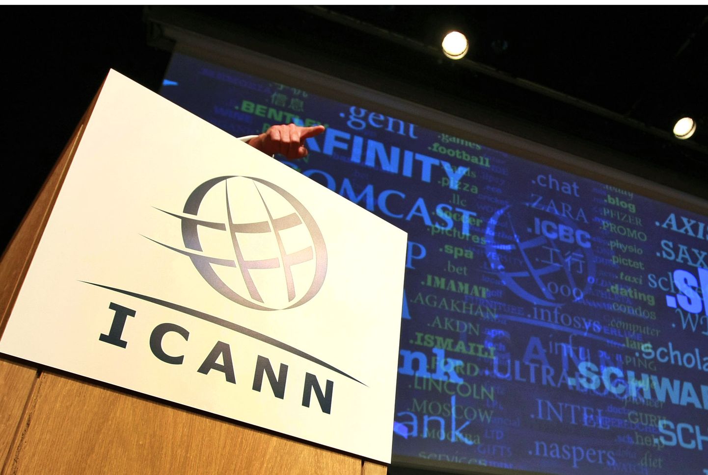 Internet Corporation for Assigned Names and Numbers ehk ICANN tegeleb domeenimaailma korrashoidmisega. Pärast Venemaa sissetungi Ukrainasse said nad Ukrainalt taotluse Vene tippdomeenid sulgeda.