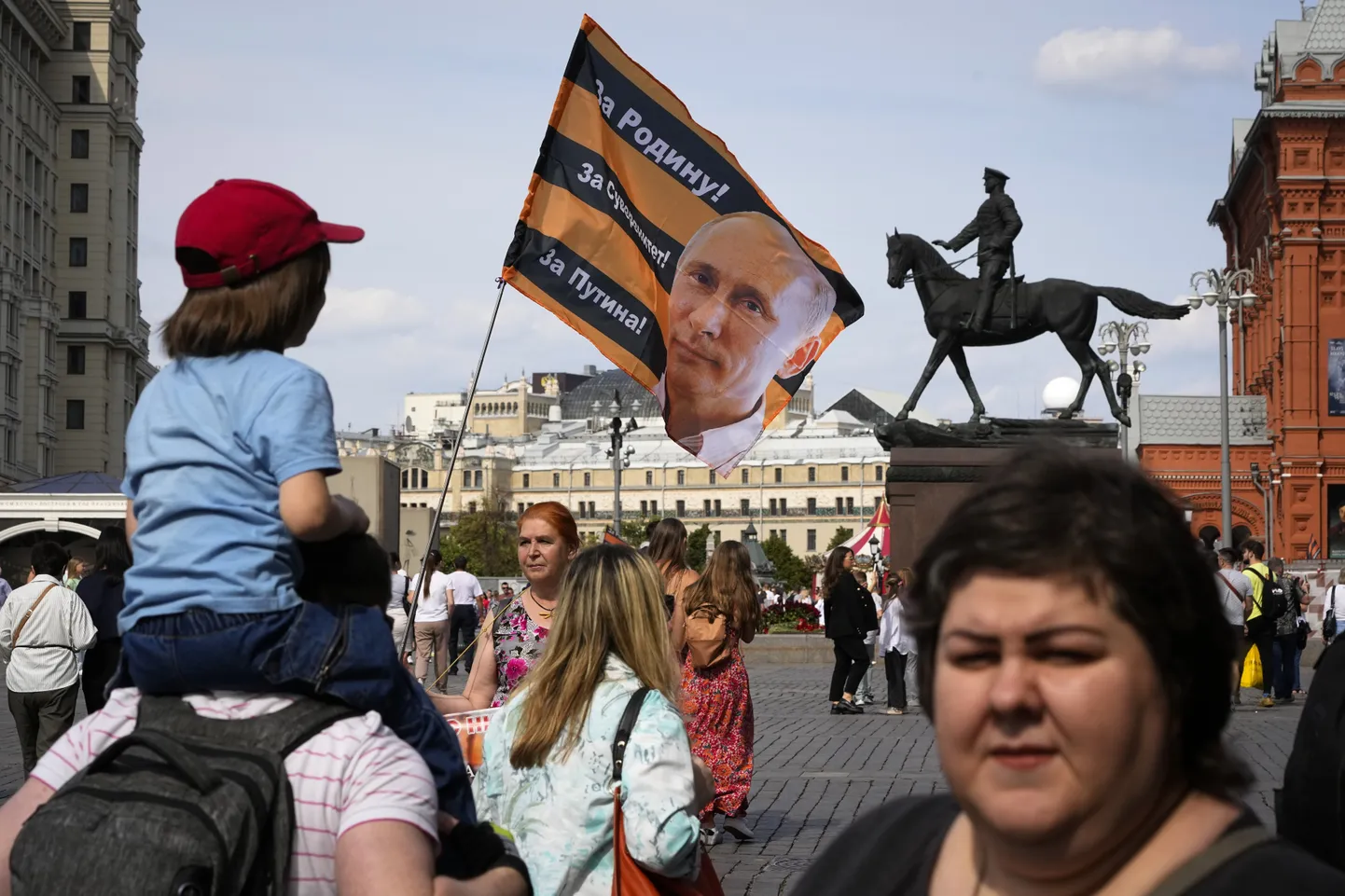 Venelased tulid pühapäeval Moskvas tänavatele, et avaldada toetust Putinile