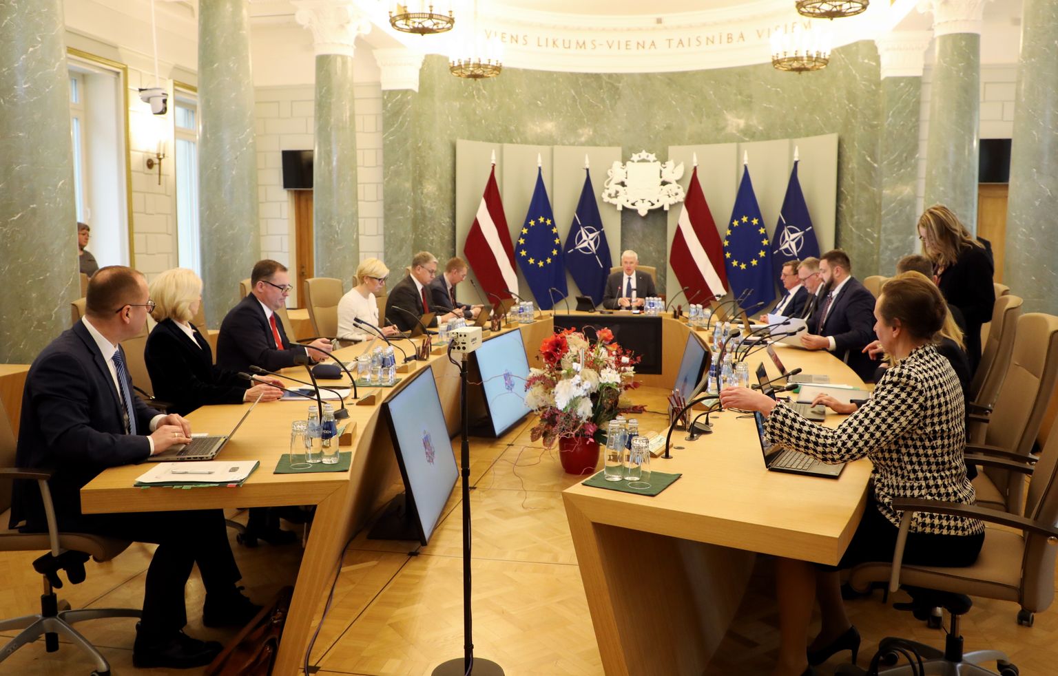 Klimata un enerģētikas ministrs Raimonds Čudars (no kreisās), aizsardzības ministre Ināra Mūrniece, zemkopības ministrs Didzis Šmits, izglītības un zinātnes ministre Anda Čakša, kultūras ministrs Nauris Puntulis, ārlietu ministrs Edgars Rinkēvičs, Ministru prezidents Krišjānis Kariņš, iekšlietu ministrs Māris Kučinskis, finanšu ministrs Arvils Ašeradens un veselības ministre Līga Meņģelsone piedalās Ministru kabineta sēdē.