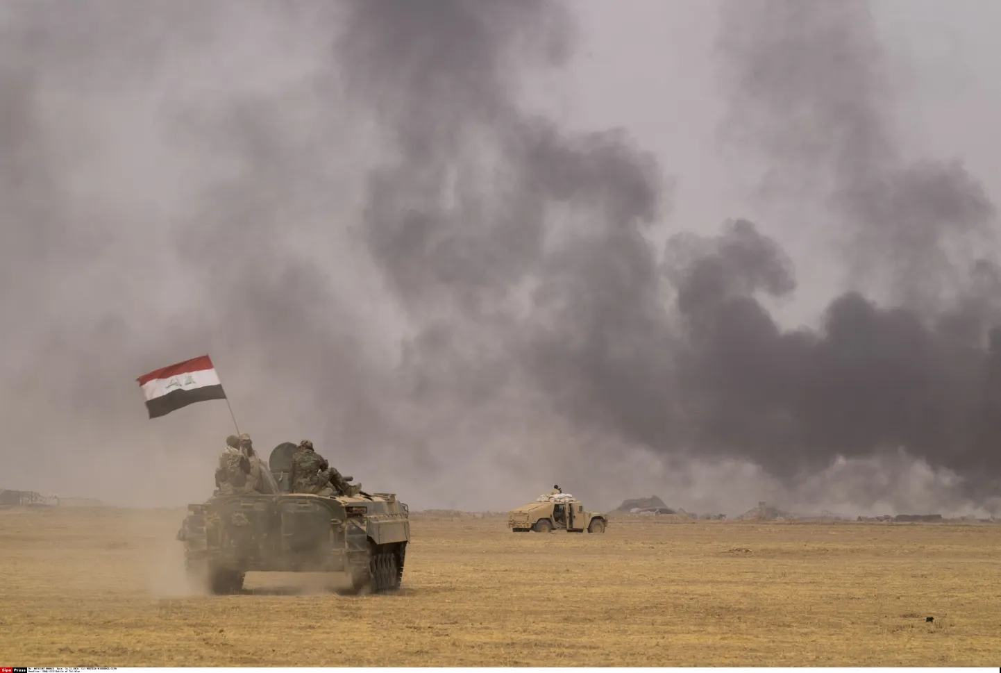 Iraagi vägede tank Mosuli lääneosas mässuliste kontrolli all olevate alade lähistel.